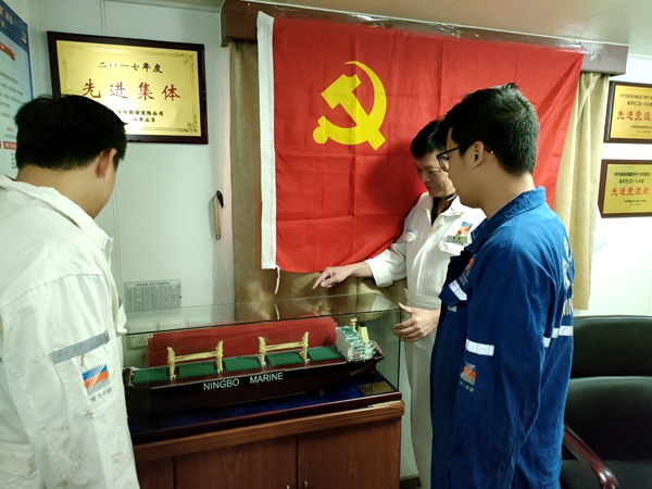 寧波海運“明州78”輪黨小組在黨史學習教育中，積極開展“3+30”活動。圖為該輪黨小組長為青年黨員講海運發(fā)展史。（文、攝：鄭江）_副本_副本.jpg