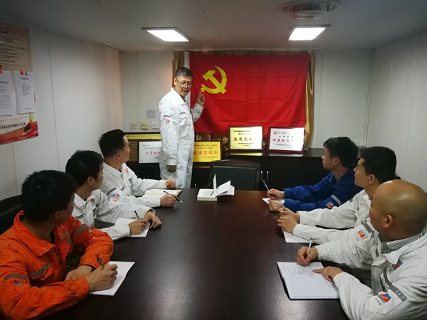 寧波海運“明州76”輪黨小組組織開展了船舶黨團員和先進青年代表學黨史促工作保安全的專題討論。（文、攝：屠添榮）_副本_副本.jpg