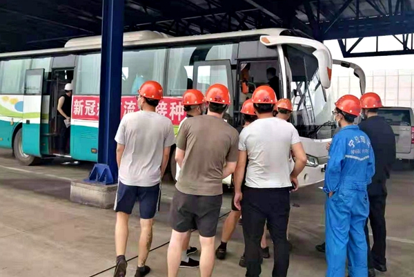疫苗接種專車直接開到“明州68”輪船舷邊為船員進(jìn)行現(xiàn)場疫苗接種。朱文達(dá)攝_副本_副本.jpg