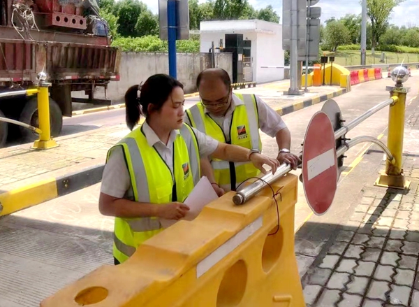 明州高速公司所屬站所做好車道欄桿的捆扎加固工作。楊研攝_副本_副本.jpg