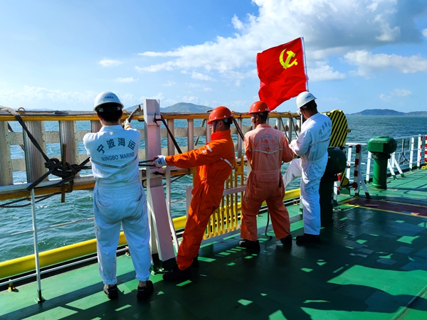 寧波海運(yùn)所屬“明州502”輪在臺風(fēng)來臨前，組織黨員志愿者做好船舶舷梯的加固。魏佳裕攝_副本_副本.jpg