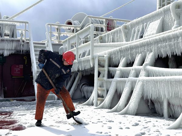 “富興22”輪船員在寒冬大雪中鏟除船舶設(shè)備上的積雪。羅杰攝_副本_副本.jpg