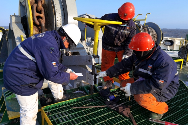 3.寧波海運(yùn)船員在寒風(fēng)中進(jìn)行錨機(jī)、錨鏈、制鏈器、剎車等設(shè)備檢查。林建偉攝_副本_副本.jpg