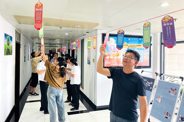寧波海運開展“月滿中秋 喜迎國慶”職工趣味活動。李虹鋒攝_副本.jpg