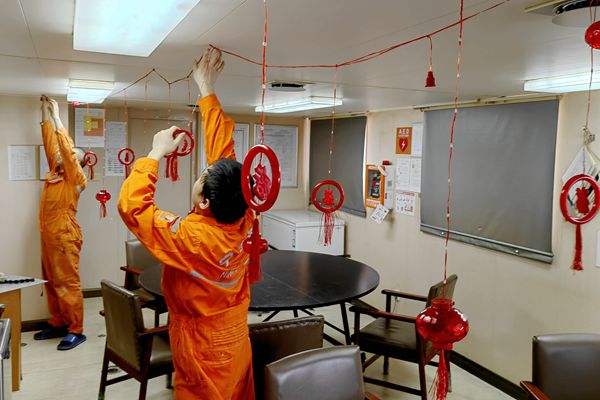 “浙能7”輪開展新春氛圍布置。張全利 攝_副本.jpg