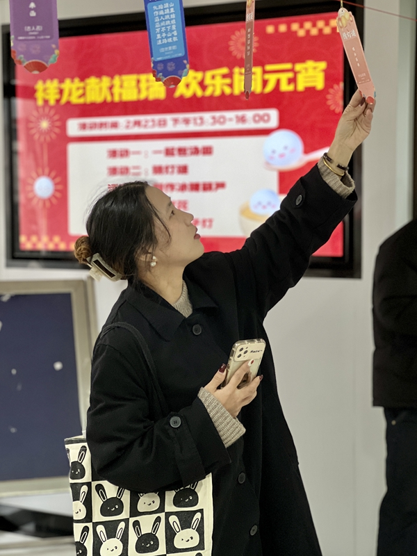 寧波海運職工正在猜燈謎。黃崇武 攝_副本.jpg