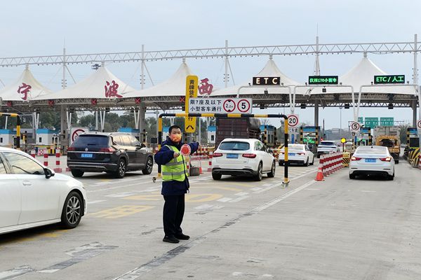 寧波西收費(fèi)所外廣場引導(dǎo)入口車輛_副本.jpg