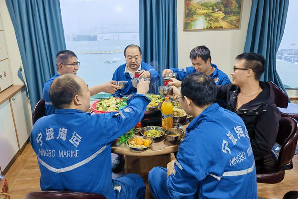 “明州506”輪船員們圍坐一爐享受美味。楊天賜 攝_副本.jpg