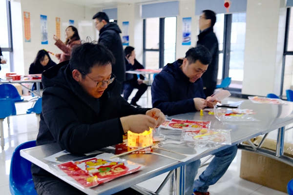 寧波海運職工正在制作花燈。黃崇武攝_副本.jpg