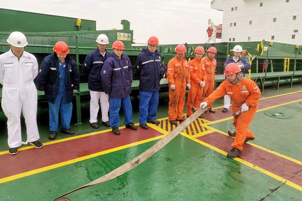 “明州59”輪船舶舉行了拋水龍帶實(shí)操比賽。林建偉 攝_副本.jpg