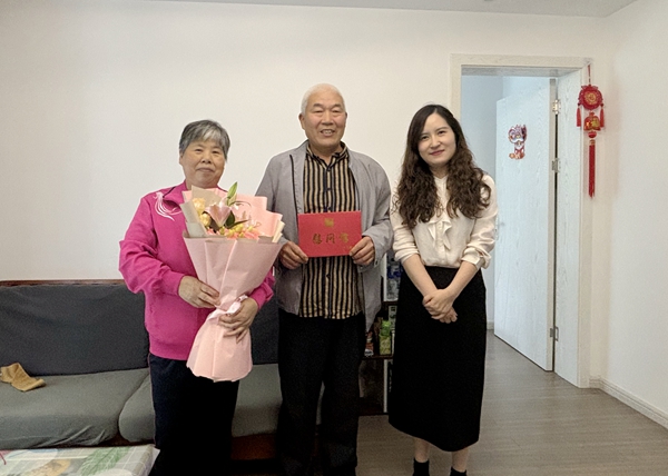 寧波海運(yùn)工會(huì)專程看望退休職工、全國(guó)勞模張帆芳同志。陸瑩攝_副本.jpg