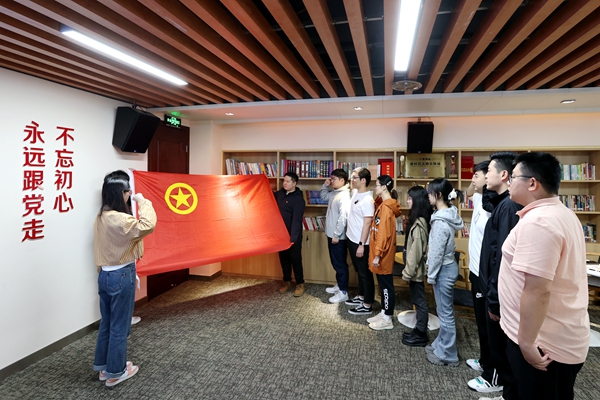 公司團(tuán)員青年重溫入團(tuán)誓詞。陸瑩 攝_副本.jpg