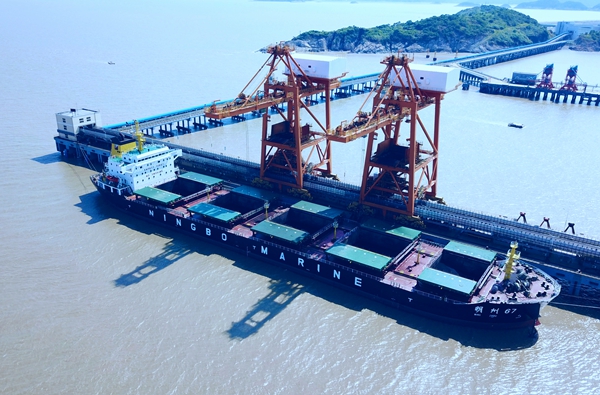 13-2010年5月建造，4.3萬(wàn)載重噸散貨船“明州67”輪在臺(tái)二電碼頭卸煤作業(yè).jpg