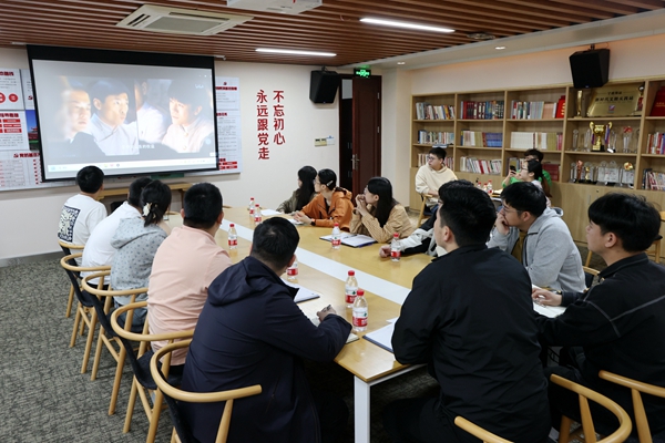 公司團(tuán)員青年集體觀看五四系列影視作品。陸瑩 攝_副本.jpg